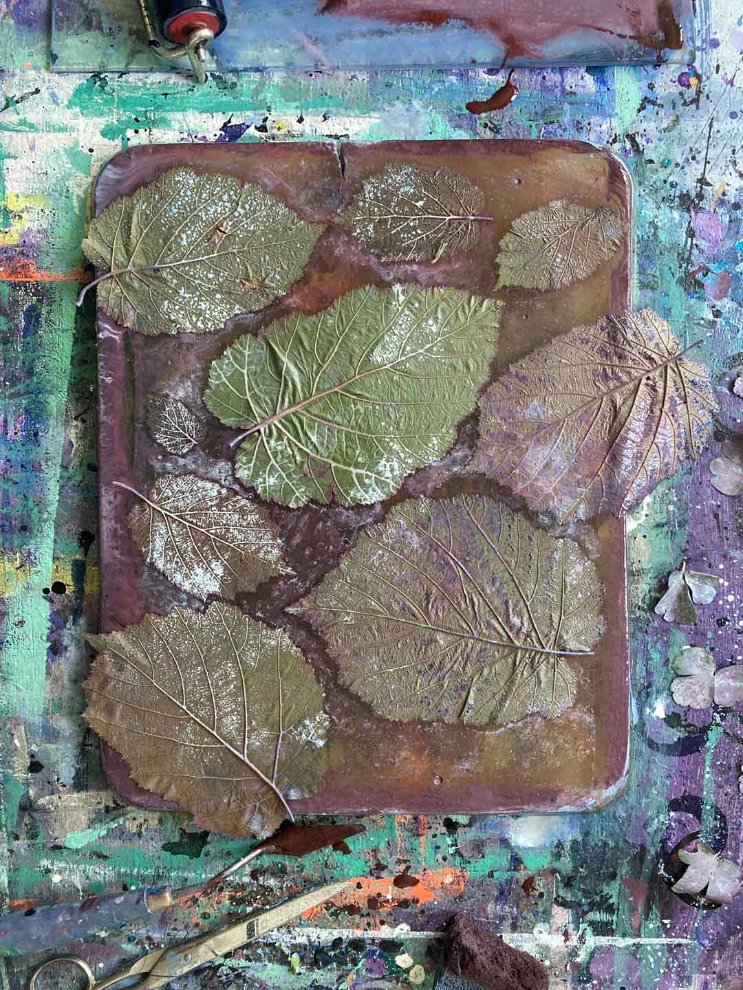Gelli Print Platte mit Lindenblättern für den Pflanzendruck bereit