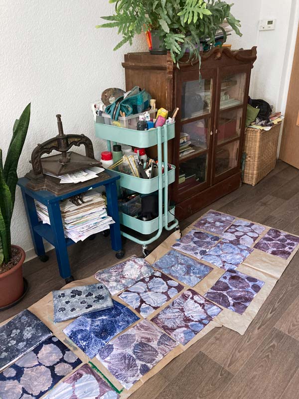 Tabeas Atelier Fußboden, übersäht mit Pflanzendrucken, die im Gelli Print Druckverfahren entstanden sind