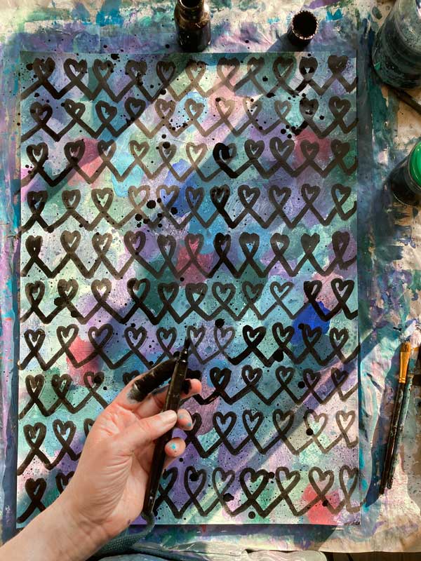 Herzensarbeit für die Mini Galerie – Hand von Tabea Heinicker mit Tuschepinsel