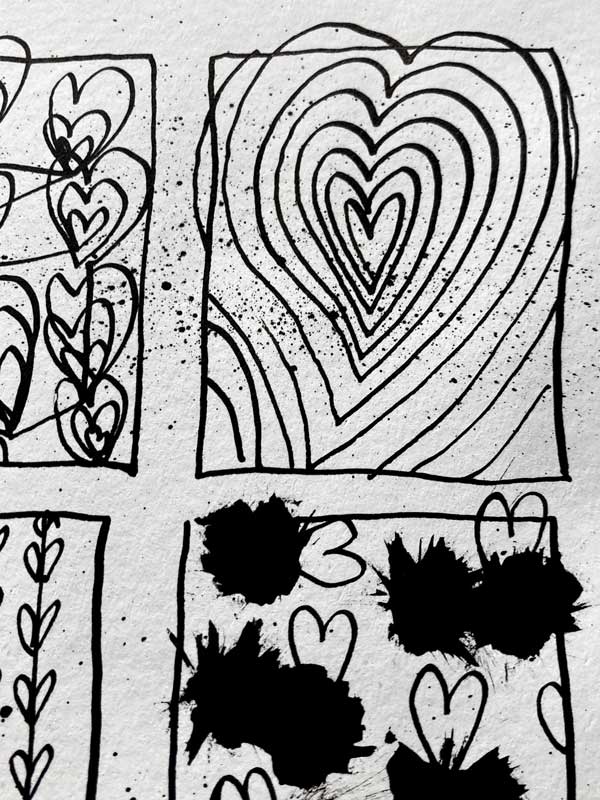 Detail aus einem Skizzenbuch von Tabea Heinicker mit Herz-Muster Entwürfen für ihre Min Galerie
