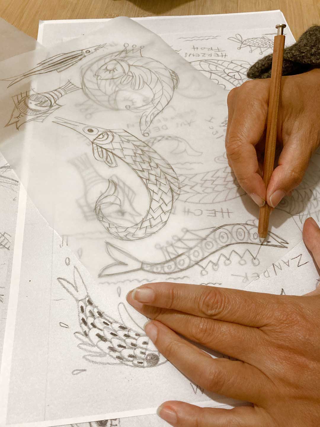 Nahaufnahme von Thereses Fisch verliebter Zeichnung. Mit Bleistift erarbeitet sie sich ihre Fischmotive.