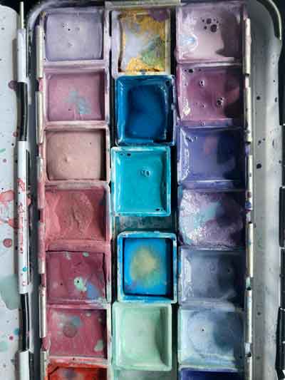 Ein kleiner Aquarellfarbkasten mit selbstgemachten Farben von Therese Olivier. Eine wunderschöne Farbpalette in Lila und Türkis. Die Farben sind feucht und gerade im gebrauch.