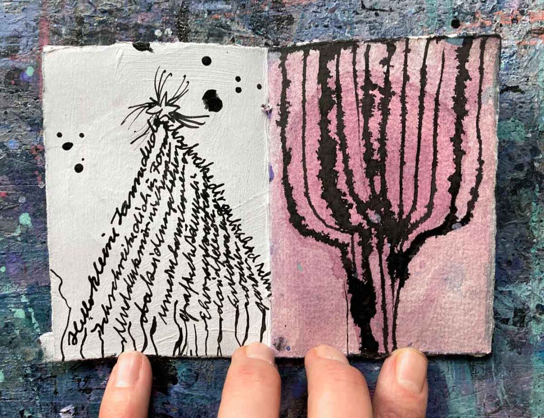 Eine Doppelseite aus dem Baumbuch. Links eine kalligrafische Tanne ind Schwarz-Weiß. Rechts ein astrakter Baum aus Linien auf Rosa. Die Tusche blutet ansehlich aus.