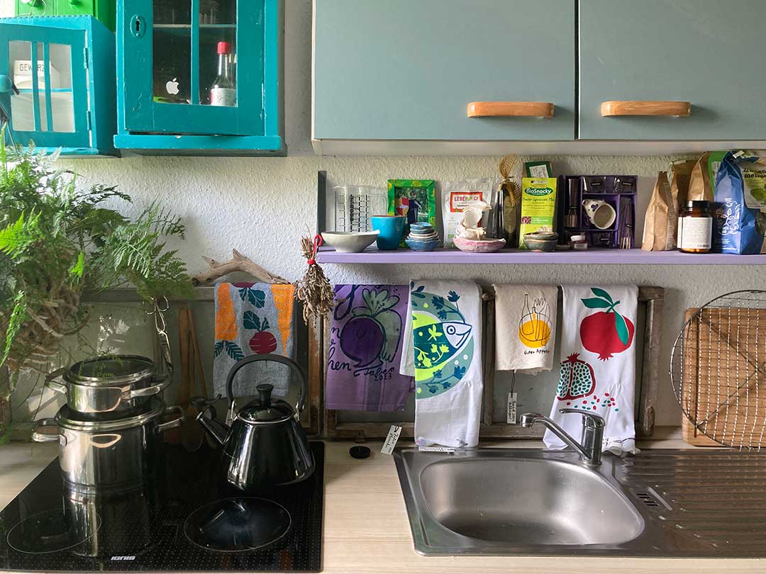 Ansicht von Tabeas Küche mit verschiedenen Küchentüchern, die sie per Post von den Teilnehmerinnen erhalten hat.