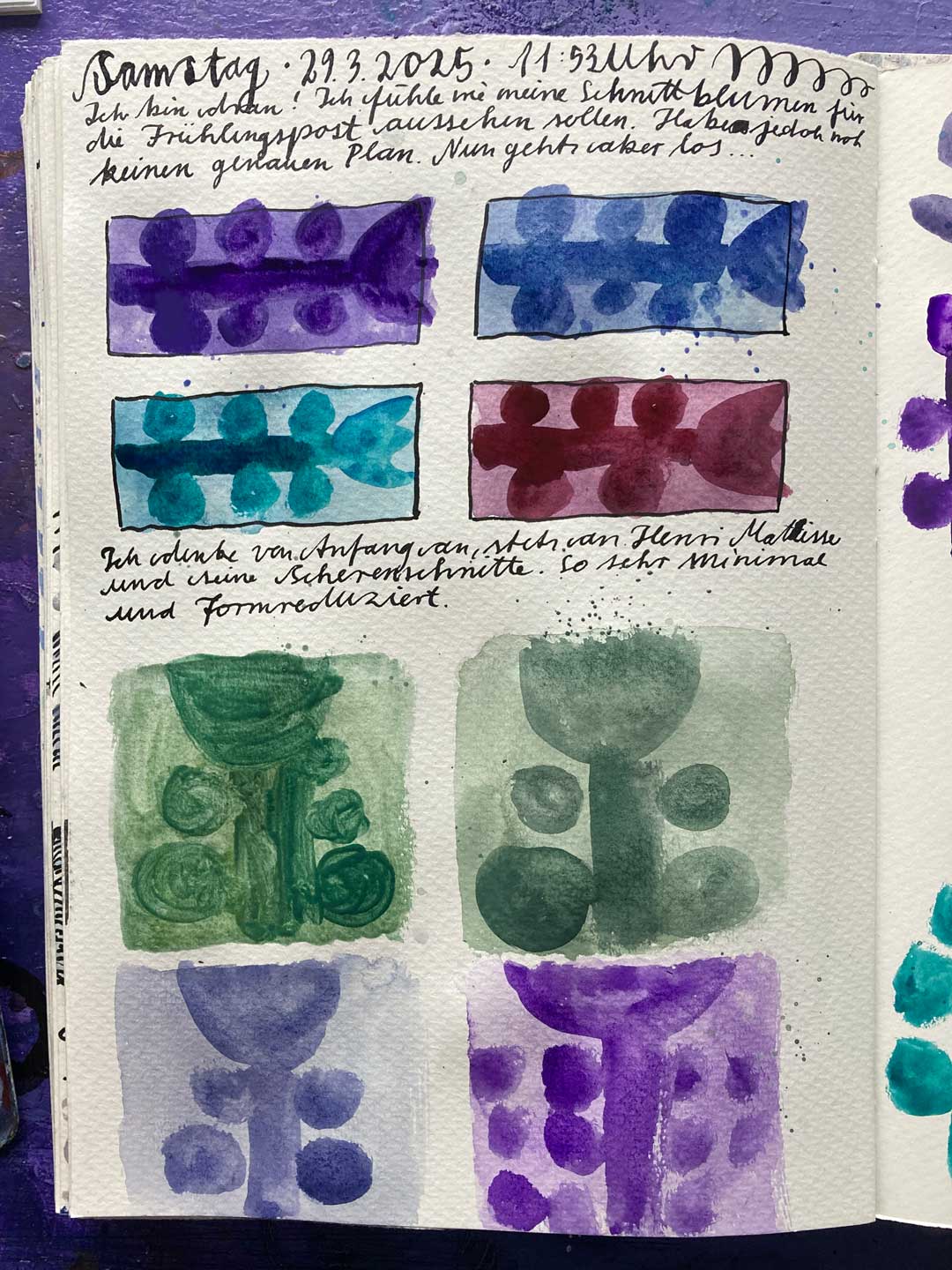 Tatulpen für die Frühlingspost 2025: Blick ins das Skizzenbuch von Tabea Heinicker. Linke Seite auf Aquarellpapier. Kalligrafische Handschrift mit Tusche und Feder. Erste Zeichnungen und Entwürfe. Tulpen im einfachen Pinselstrich gezeichnet.