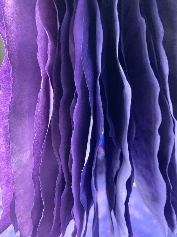 Einblick in die gefächerten Papiere. Wunderschöne Farben in Lila und Blaulila.