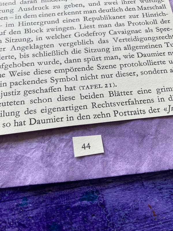 Ausschnitt. Der Fuß der Collage ist zu sehen mit Seitenzahl 44.