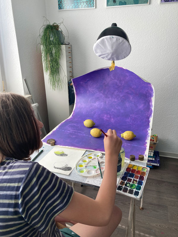 Von den Kindern lernen: Hugo zeichnet Zitronen von Zitronen ab.