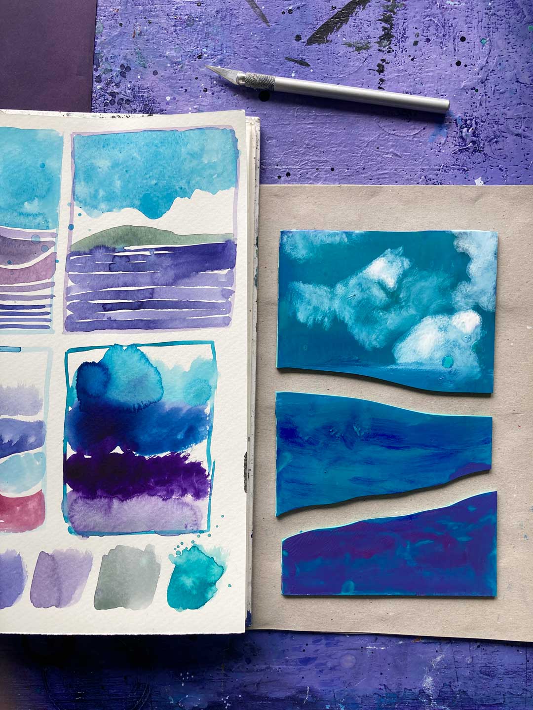 Foto mit links Blick in Tabeas Skizzenbuch. Eine wilde flächige Aquarelllandschaft ohnr Details. Rechts die Gummiplatte bereits in drei Teile geschnitten.