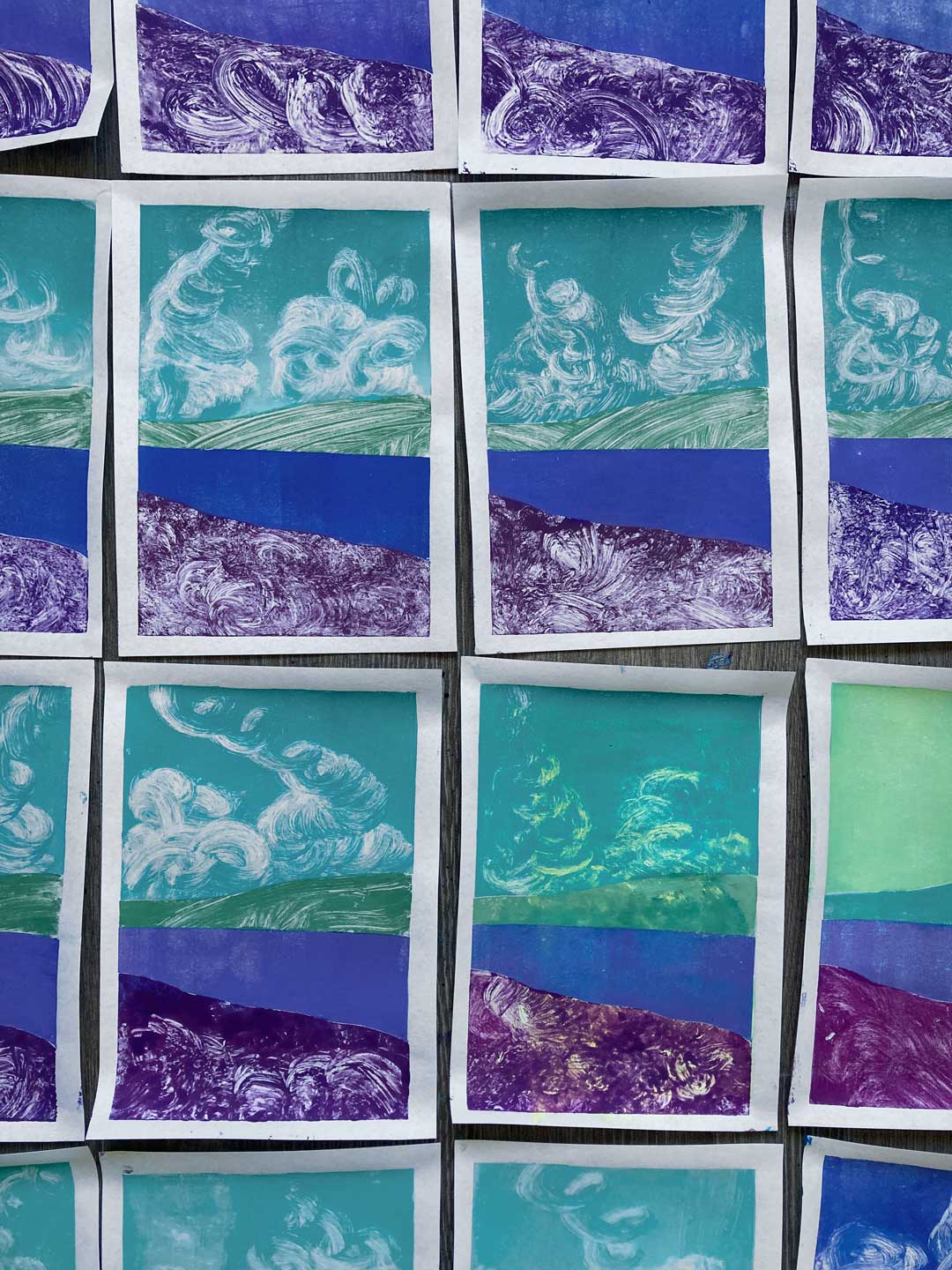 Puzzle-Landschaft im Hochdruck für die Sommerpost 2025: Viele Drucke der vierteiligen Platte, es entsteht eine Serie mit leichten Variationen in Farbe.