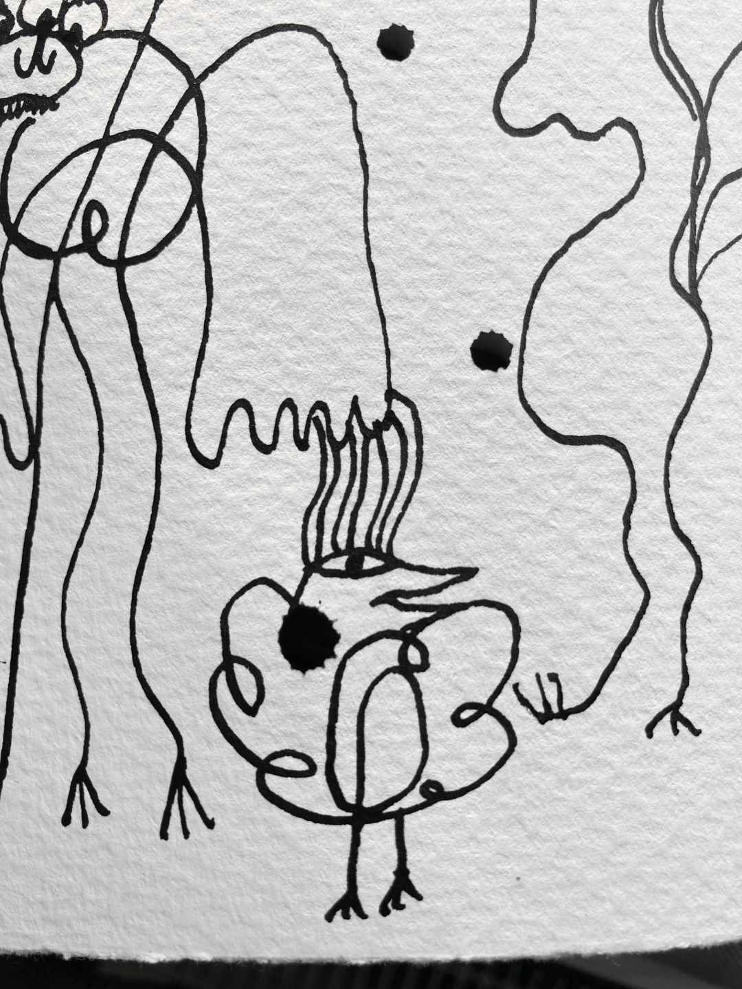 Ausschnitt der Seite. Detail eines kleinen vogelartigen Engel, großes Auge und sehr lange Wimpern, Vogelfüße mir je 3 Zehen. Tuscheklecks in Schwarz.