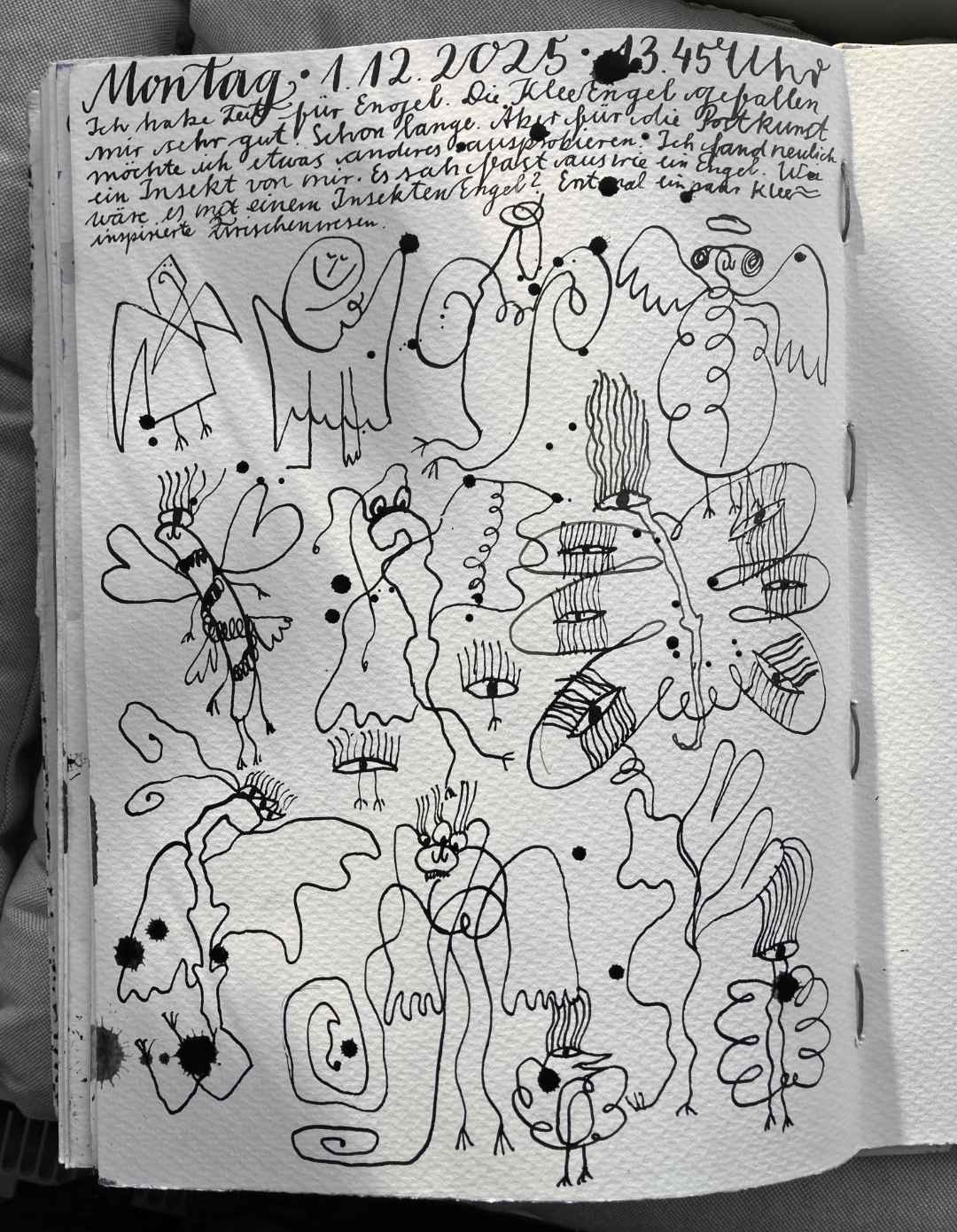 Engel im Mixed-Print: Skizzenbuchseite links, Aquarellpapier mit Sonnenspiel. Lauter Tuscheengel mit der Feder gezeichnete Linien. Phantasiewesen und Kleckse.