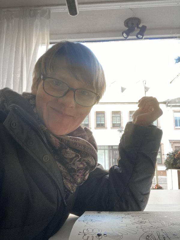 Tabea Heinicker Selfie im neuen Atelier, quasi erster richtiger Arbeitstag, Tabea ist glücklich und sitzt da im Wintermantel weil die fünf kalt seinkann.