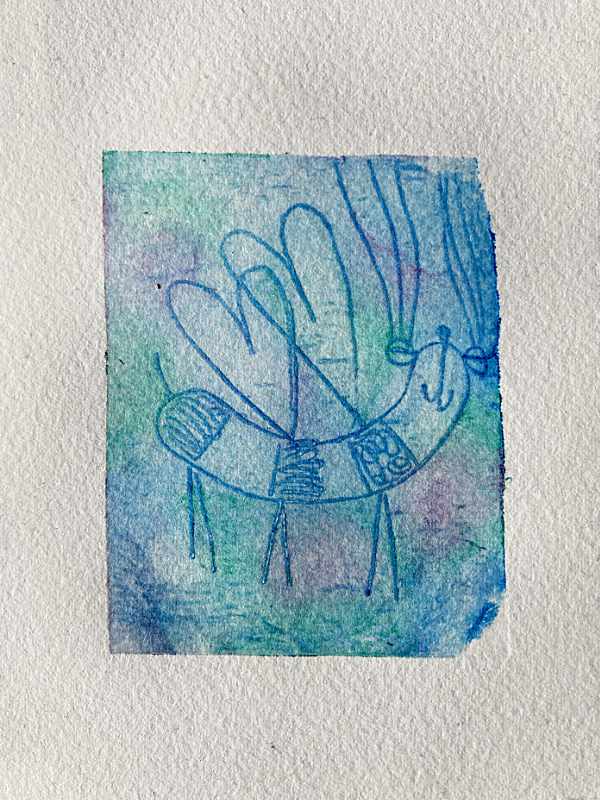 Fertiger Tiefruck des Insekts. Auf Aquarellpapier geprägt in Blau-Grün mit Lila Punkten. Das Insekt hat Herzflügel und ist minimalistisch naiv gezeichnet.