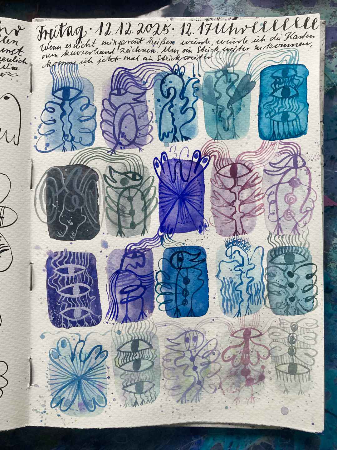 Skizzenbuchseite rechts. 5 x 3 Kästchen in Lila und Türkis gezeichnet mit Aquarellfarbe. Im gleichen Ton wie das Kästchen wurde in jedse Kästchen eine Engelfigur gezeichnet. Mit dem Pinsel.