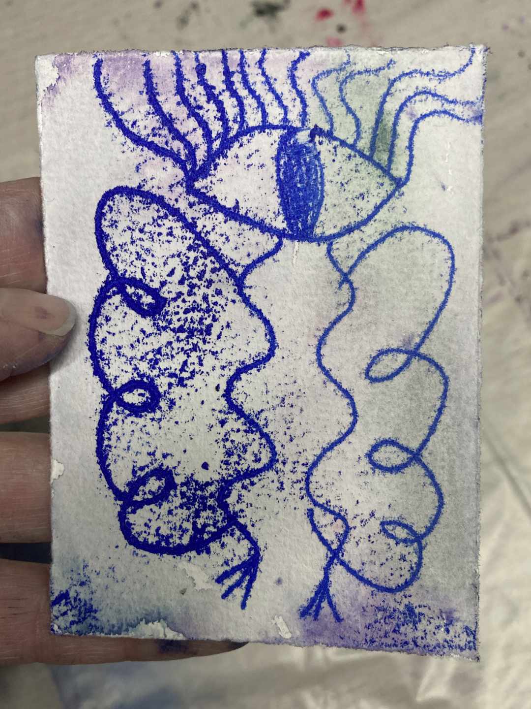 Große Ansicht, blauer Engel auf pastelligem hellem Papier.