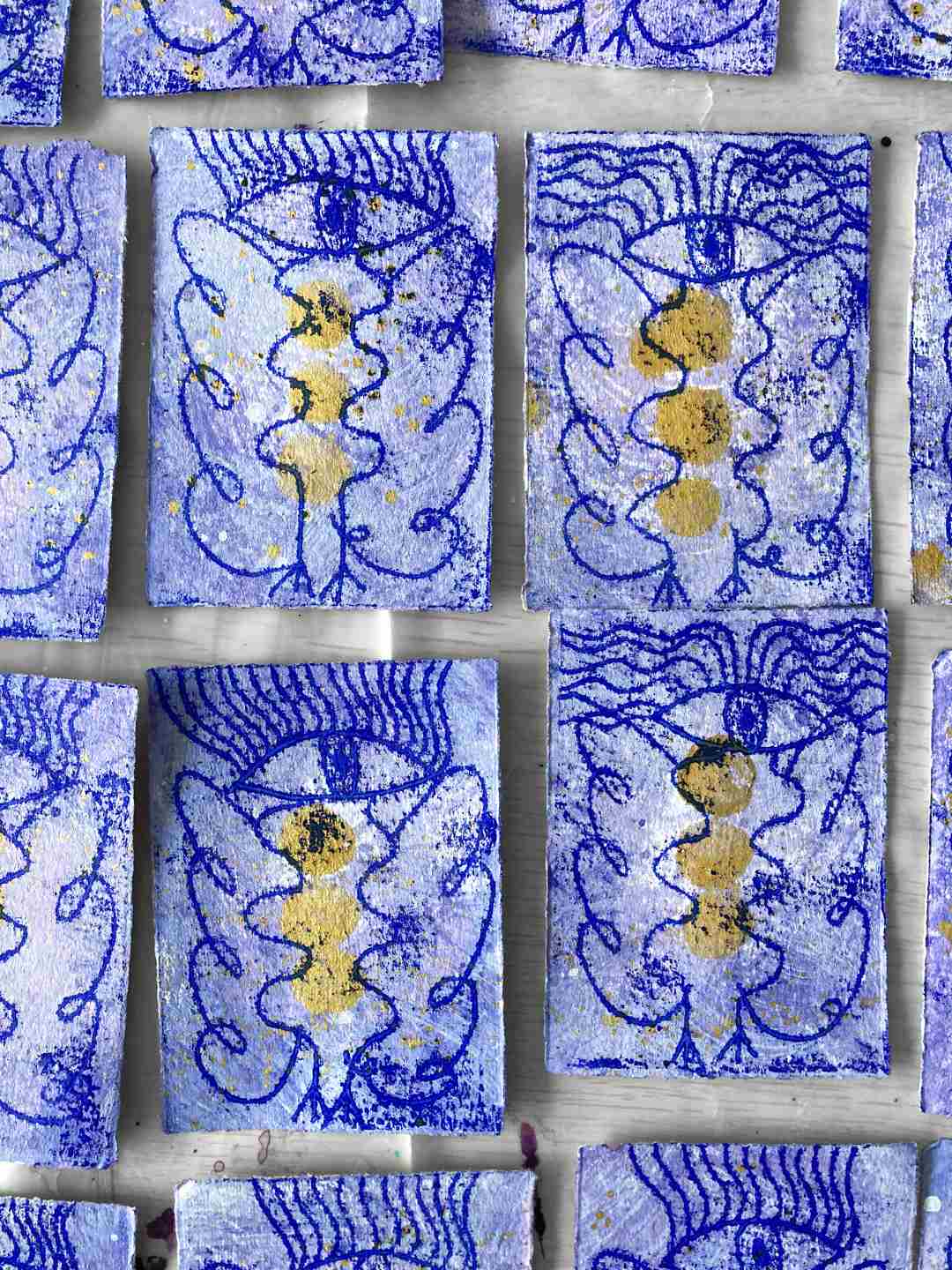 Details aus der Serie. 4 Engel, der Rest im Anschnitt.