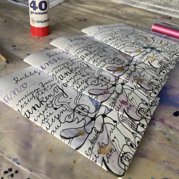 Vier Bildbriefe gefaltet und koloriert liegen nebeneinander auf dem Tisch. Das sind die Sonderbriefe.