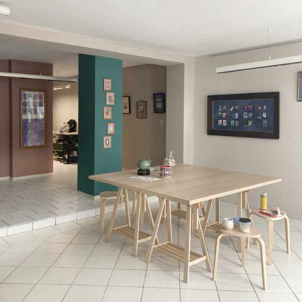 Blick in die fünf mit Arbeitstisch und Ausstellung